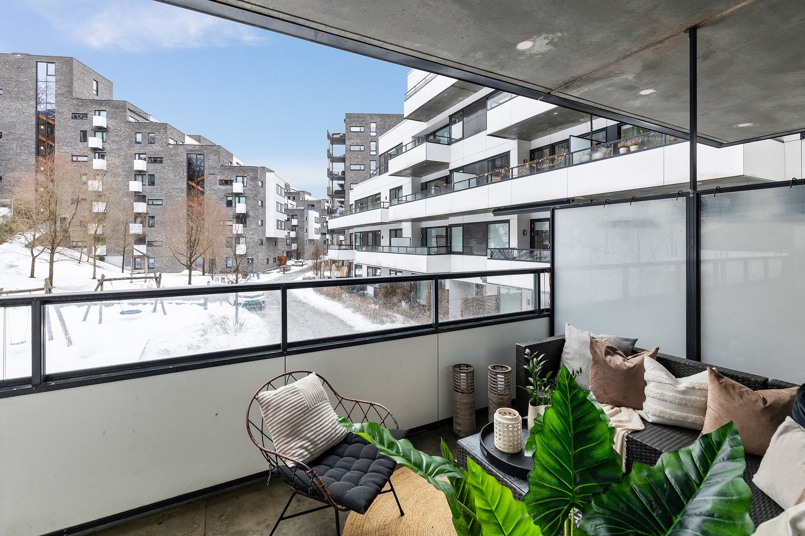 På balkongen er det god plass til utemøbler, grill og beplantning Galleribilde