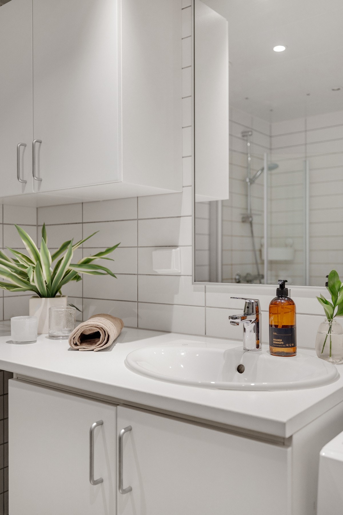 Servant på vegghengt servantskap Galleribilde