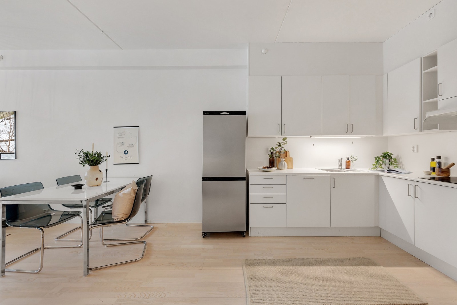 Det er god plass til spisebord i tilknytning til kjøkkenet Galleribilde