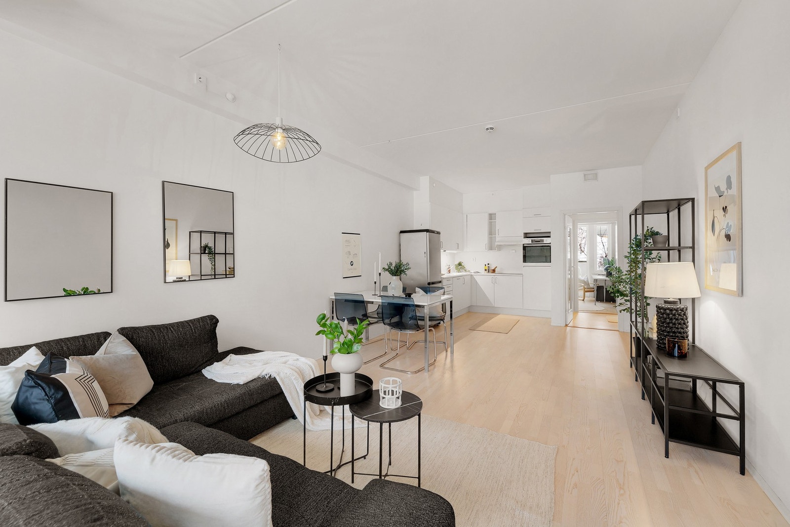 Leiligheten har åpen stue- og kjøkkenløsning som skaper en god atmosfære Galleribilde