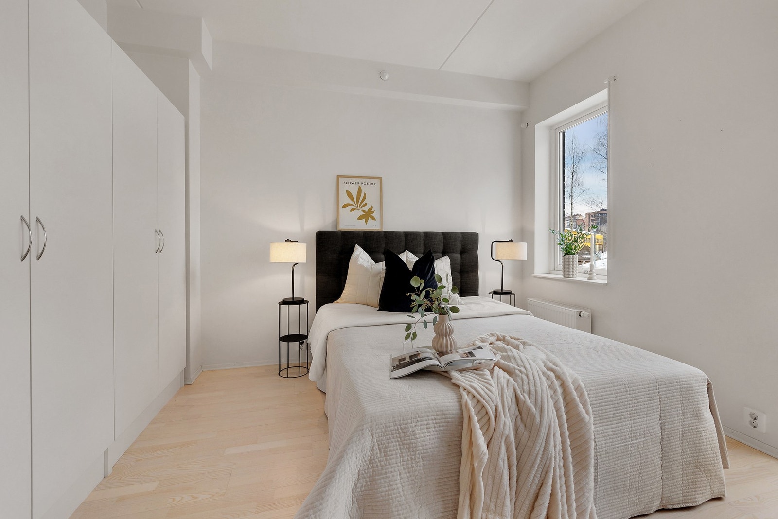 Det er god plass til dobbeltseng, nattbord og garderobeskap Galleribilde