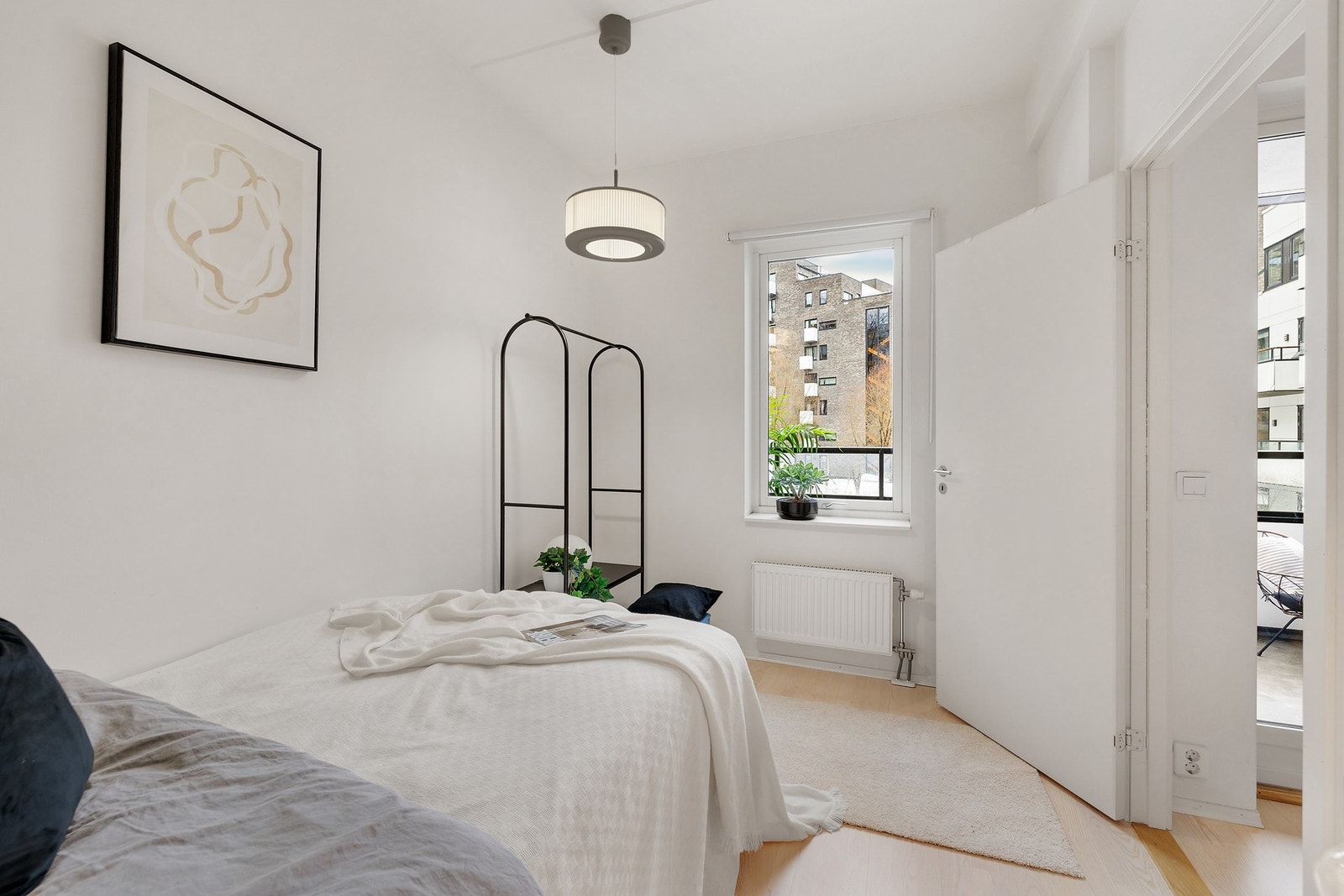 Rommet har stort vindu som slipper inn godt med lys Galleribilde