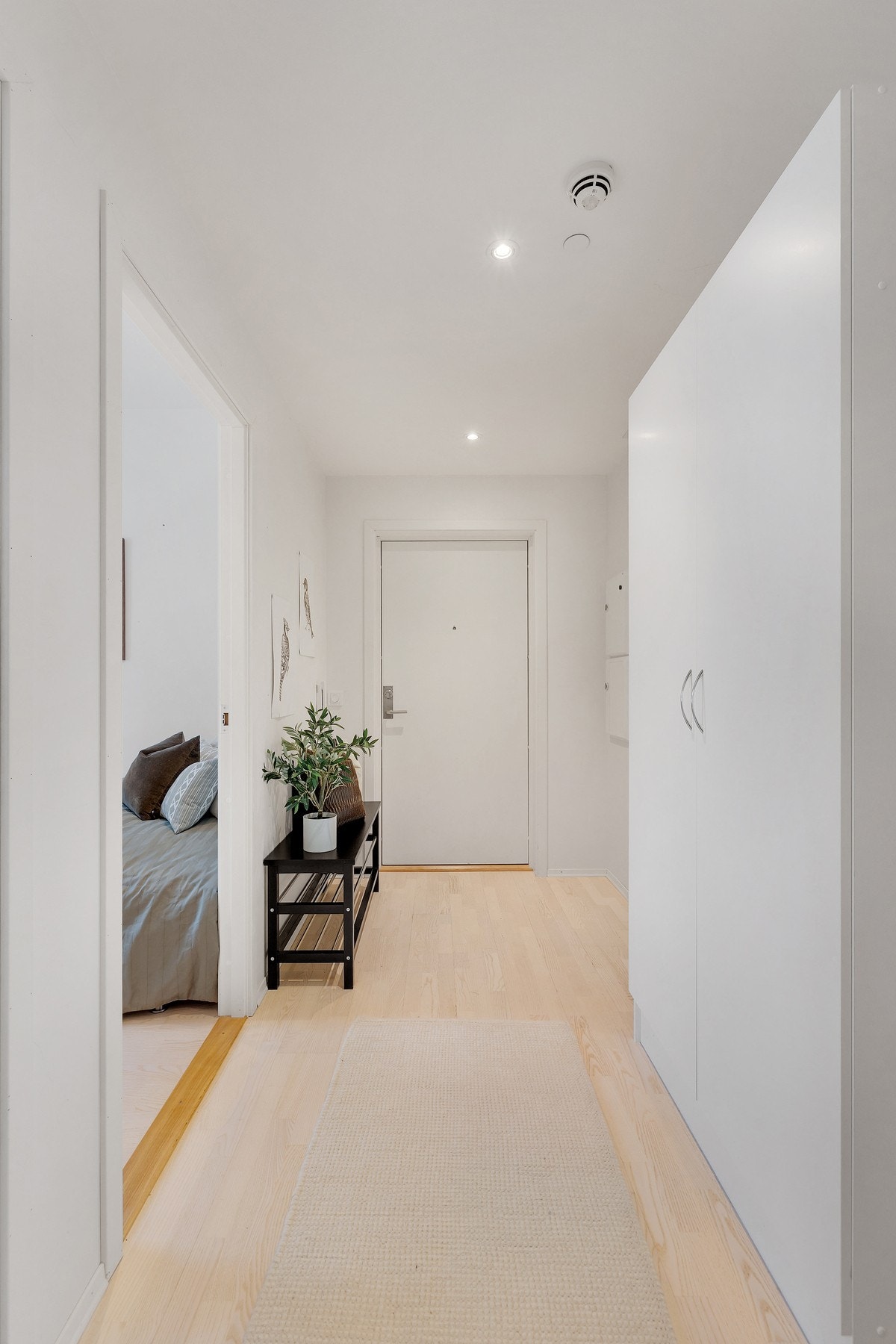 Det er dørcalling i entreen. Downlights i himling Galleribilde