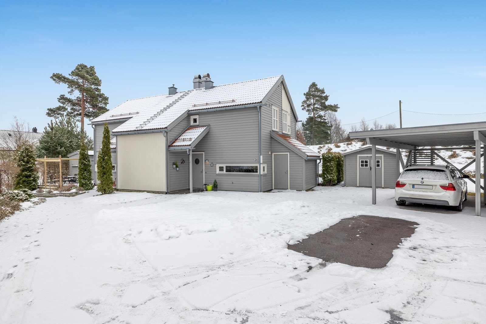 Parkering i carport og gårdsplass Galleribilde