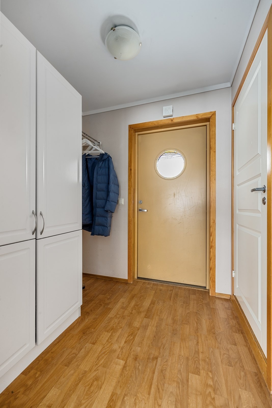 Fra asfaltert uteområde kommer du inn i en romslig gang med god plass til sko og yttertøy Galleribilde