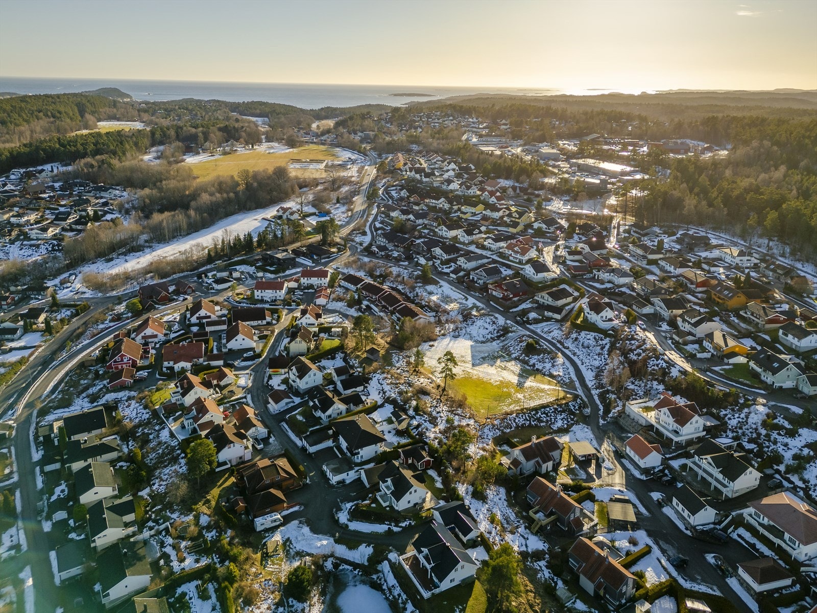 Kort kjøretur til populære Krogshavn med badeplass, fotballbane og sandvolleyballbane Galleribilde