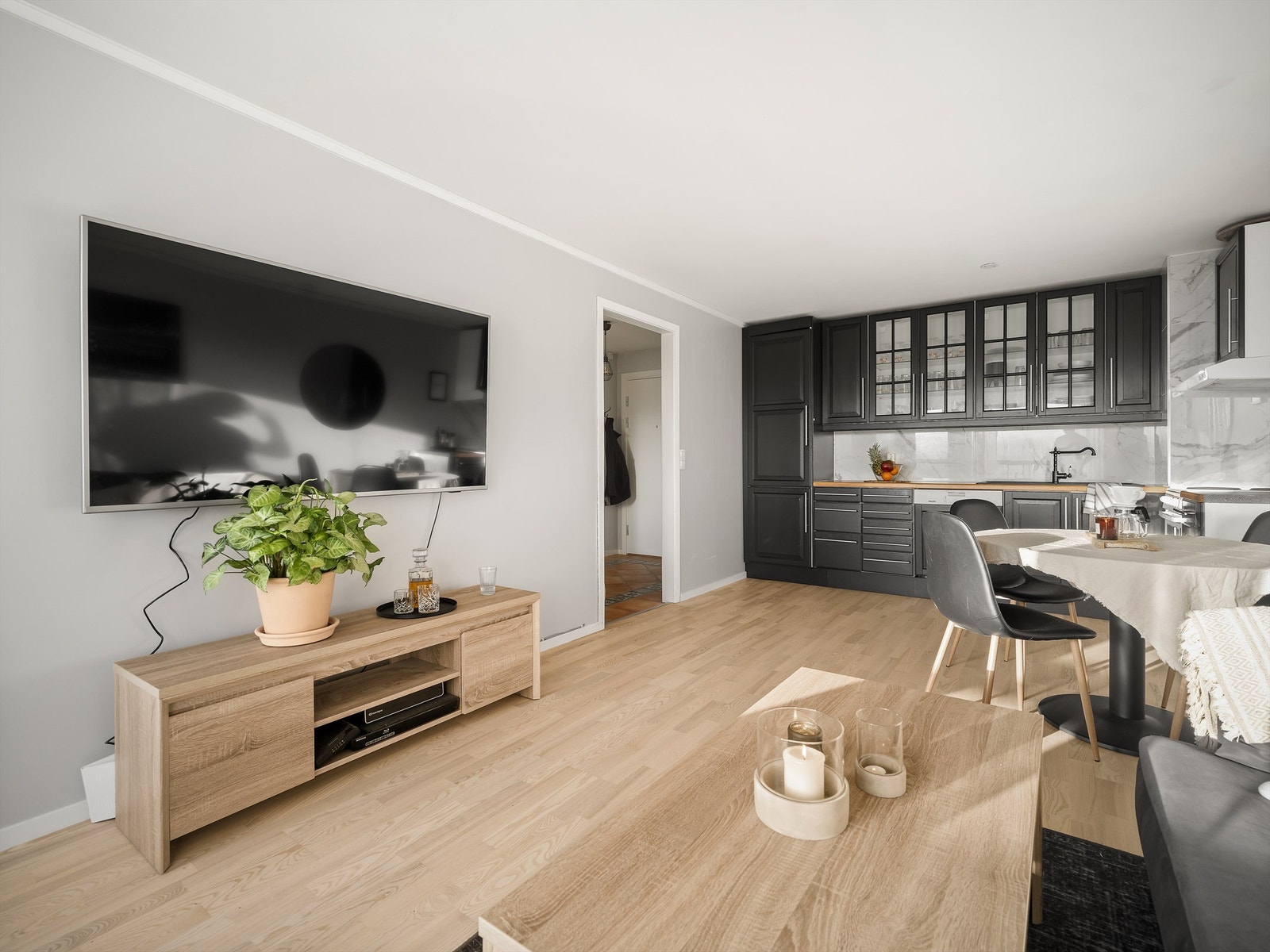 Med nær 6 meter lengde er stuen enkel å møblere med både sofa og spisebord. Veggmontert TV-feste og taklampe medfølger ikke. Galleribilde