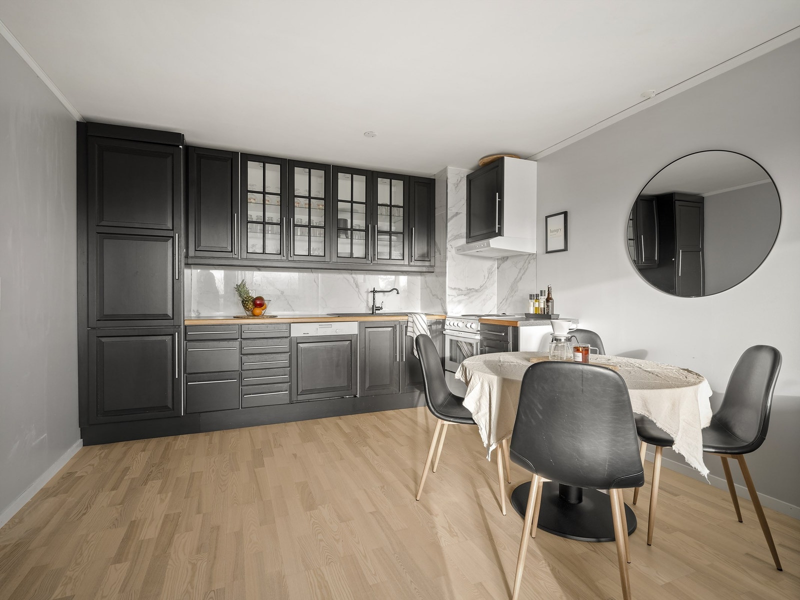 Kjøkkeninnredningen er nylig malt sort for et helhetlig og tidsaktuelt uttrykk. Galleribilde