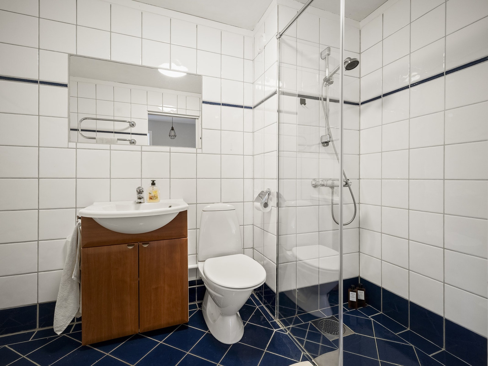 Bad med dusjnisje, toalett og servant er fra ukjent årstall. Galleribilde