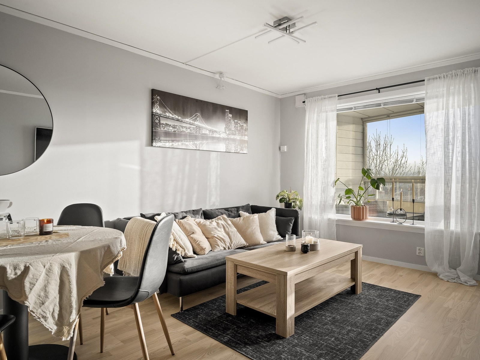 Nytt laminatgulv ble lagt i stuen rundt 2017. Malerarbeid er utført i de fleste rom i nyere tid. Galleribilde