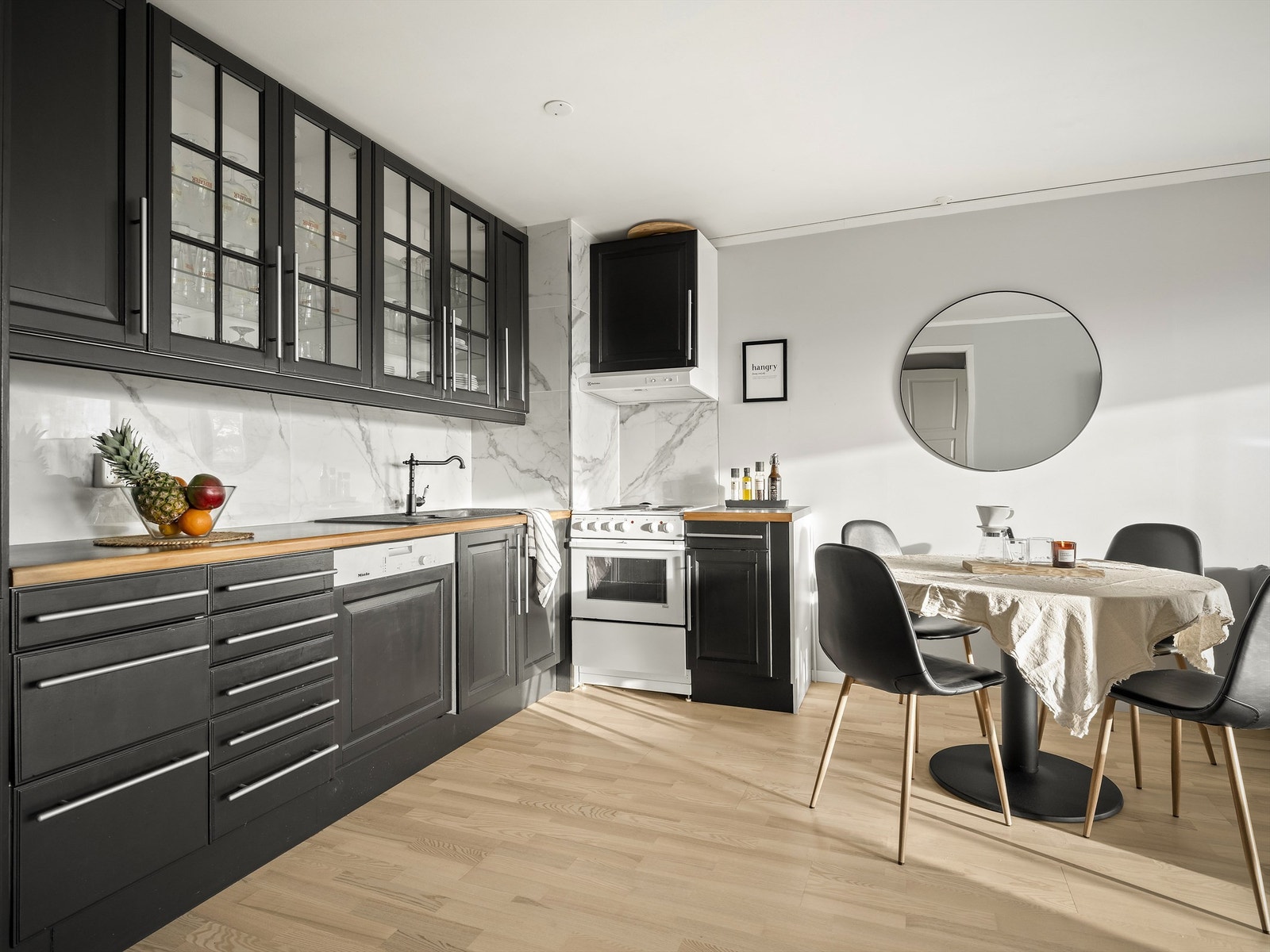 Kjøkkenet er fra ukjent årstall, men fullt funksjonell og bruksvennlig med et stort antall oppbevaringsmuligheter. Galleribilde