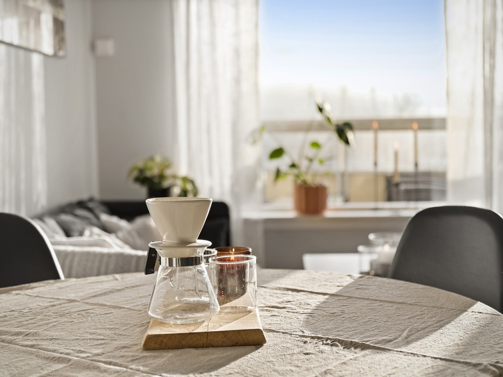 Utsikten mot Østsiden er et fint skue fra både spisebordet og sofakroken - året gjennom. Galleribilde