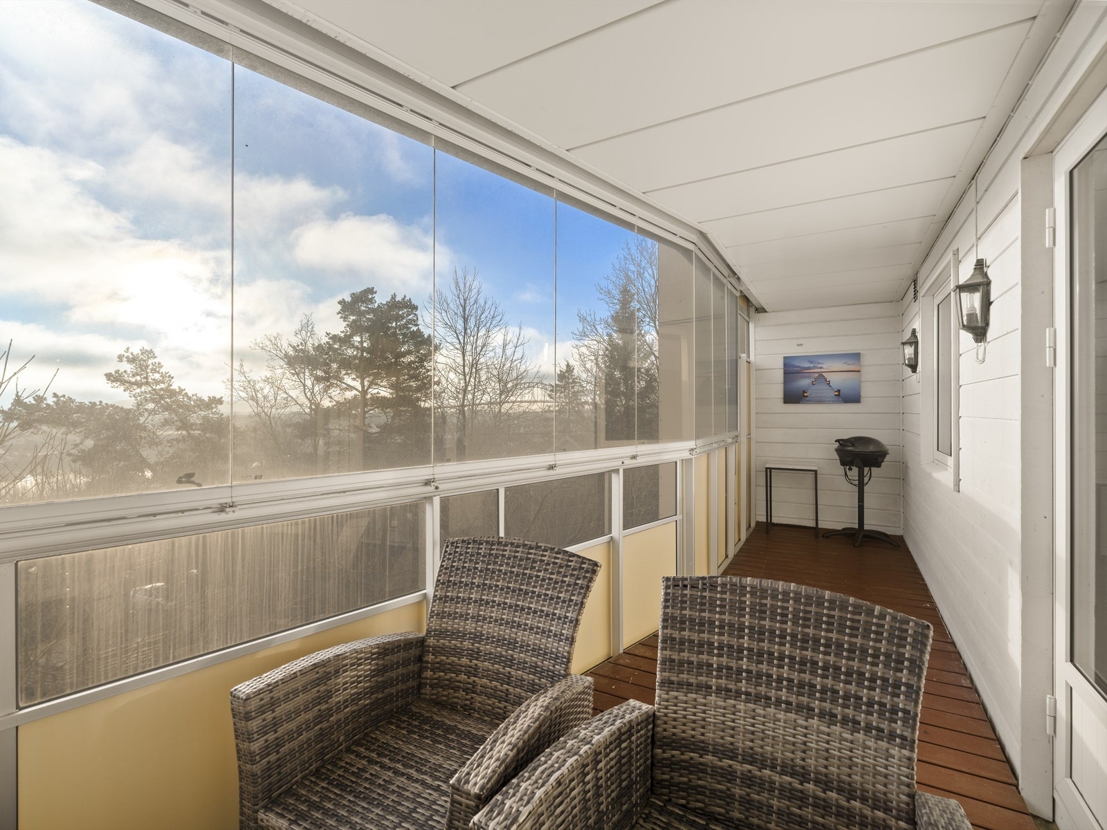 Skjermende glass utvider balkongens bruksmuligheter betydelig og gjør det mulig å strekke utesesongen i begge retninger. Galleribilde