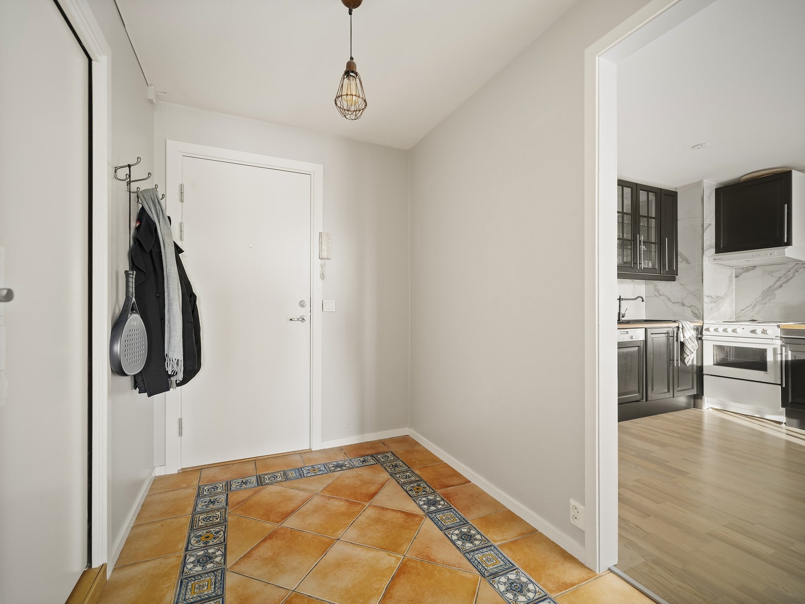 Hovedinngangen har calling-anlegg som kan betjenes fra leilighetens entré. Galleribilde