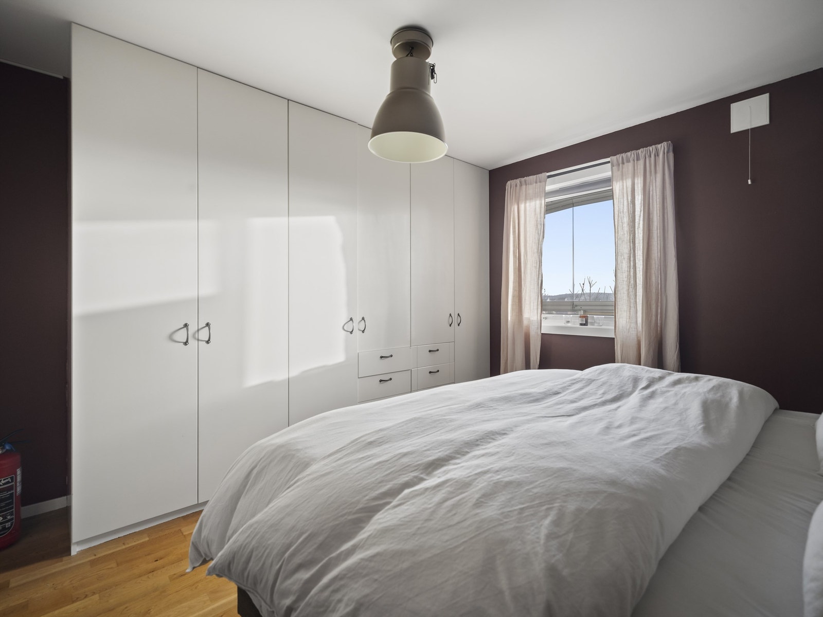 Store garderobeskap utnytter takhøyden maksimalt og tilbyr lett tilgjengelig oppbevaring av klærne, rett foran sengen. Galleribilde