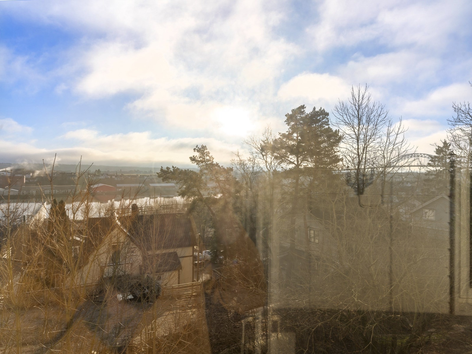 Utsikten over Glomma og Østsiden er både vid og langstrakt. Innsyn er i praksis fraværende. Galleribilde