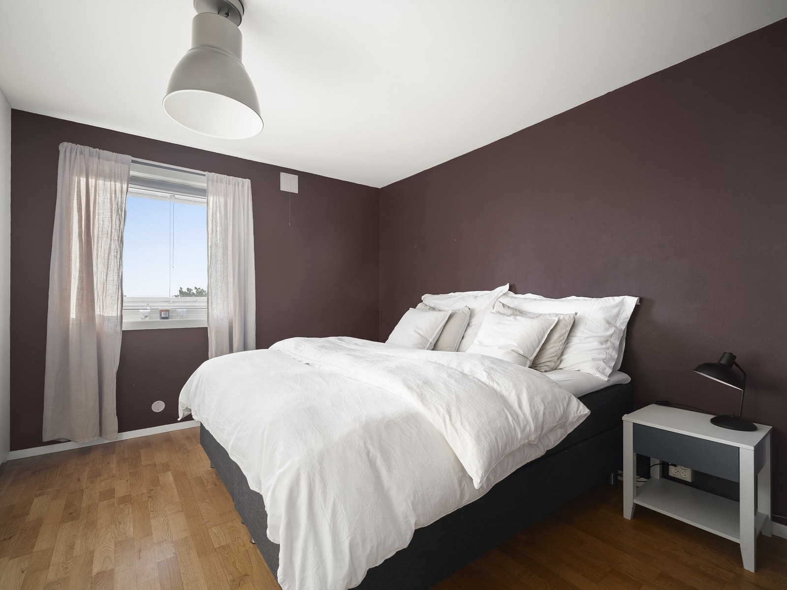 Soverommet er av god størrelse til sitt formål og har ca. 12,5 kvm. fordelt over en nær kvadratisk gulvflate. Galleribilde