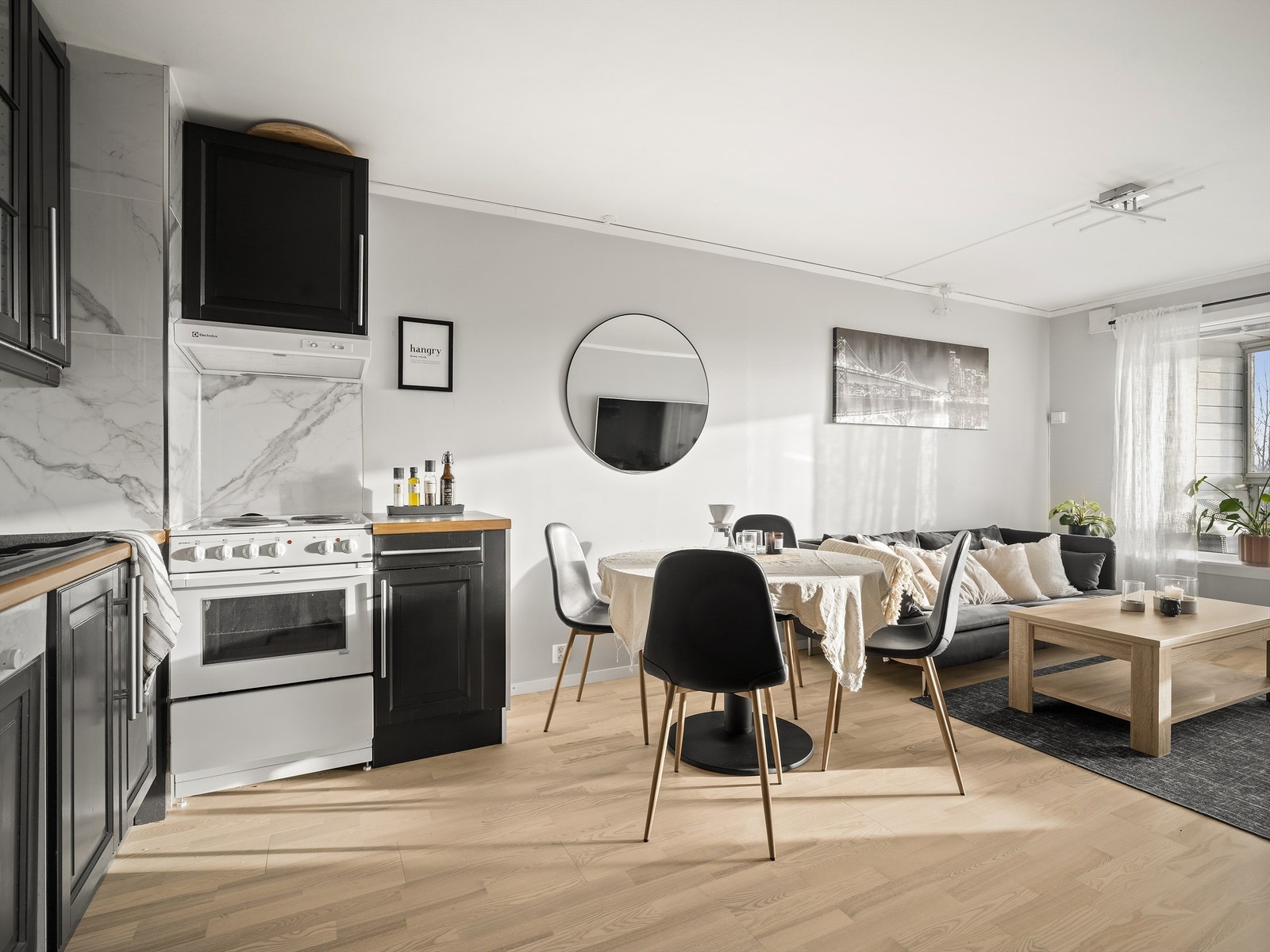 Kjøkkenet har både integrerte og frittstående hvitevarer - alle medfølger. Galleribilde