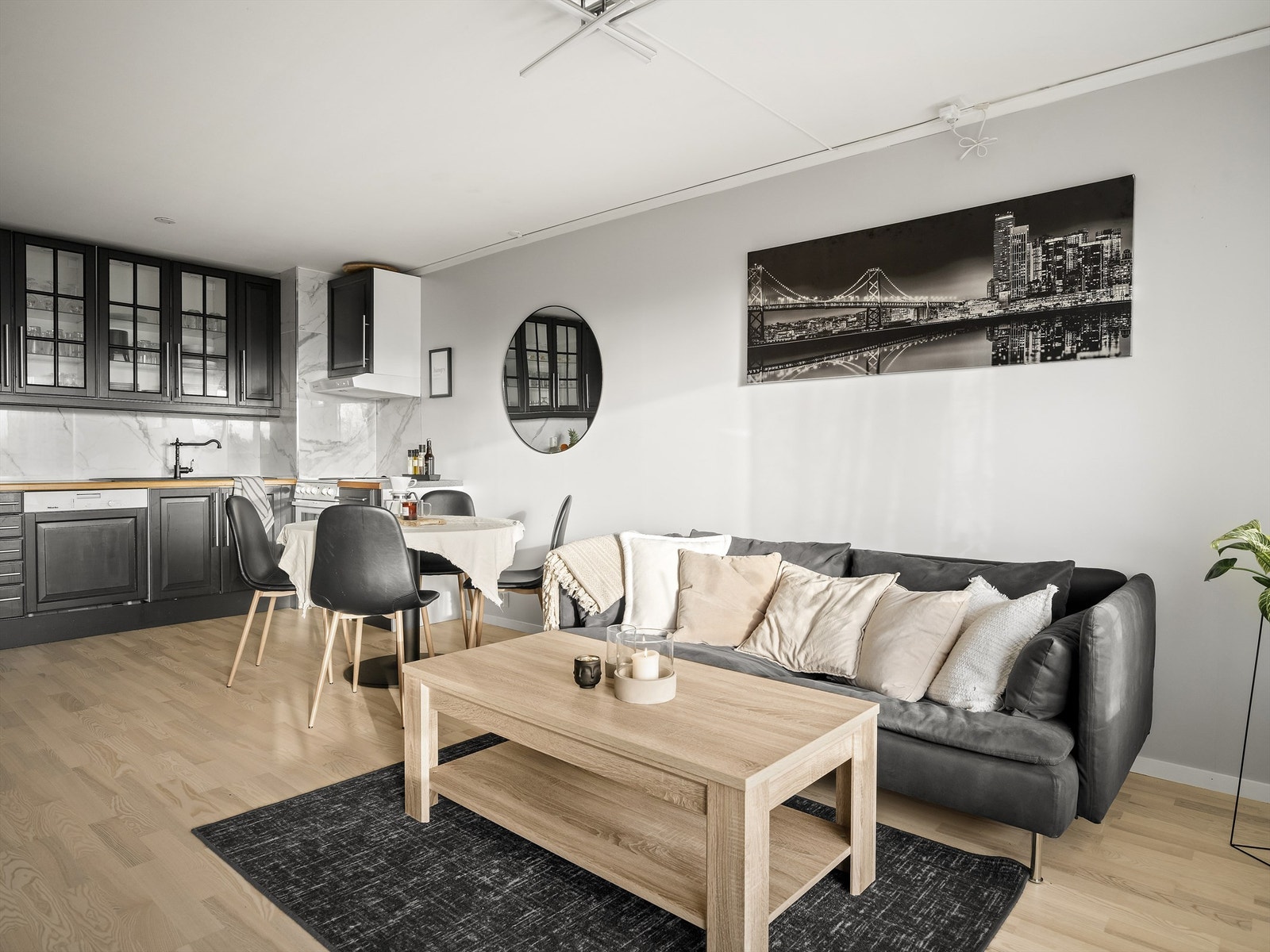 Stue og kjøkken i åpen løsning gir god utnyttelse av leilighetens interne bruksareal på 46 kvm. Galleribilde