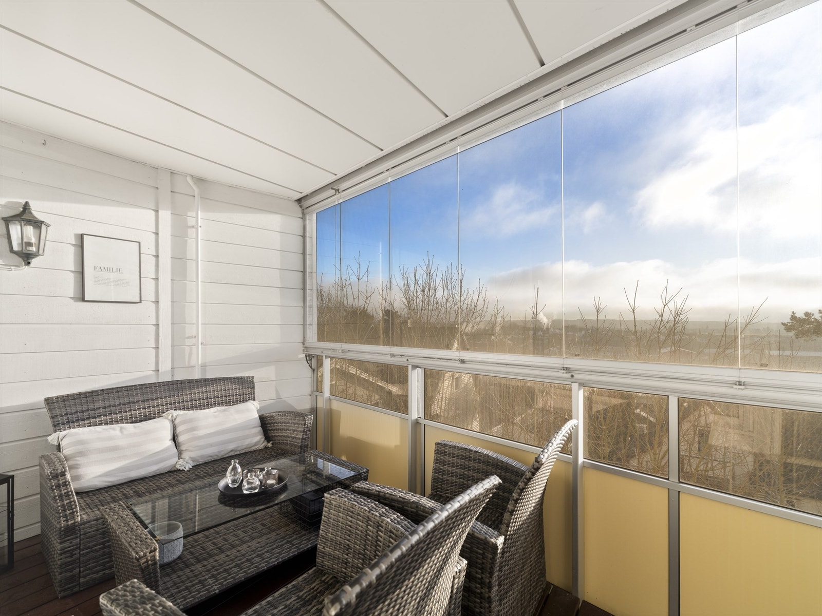 Solen fyller både balkongen og stuen fra tidlig på dagen store deler av året. Galleribilde