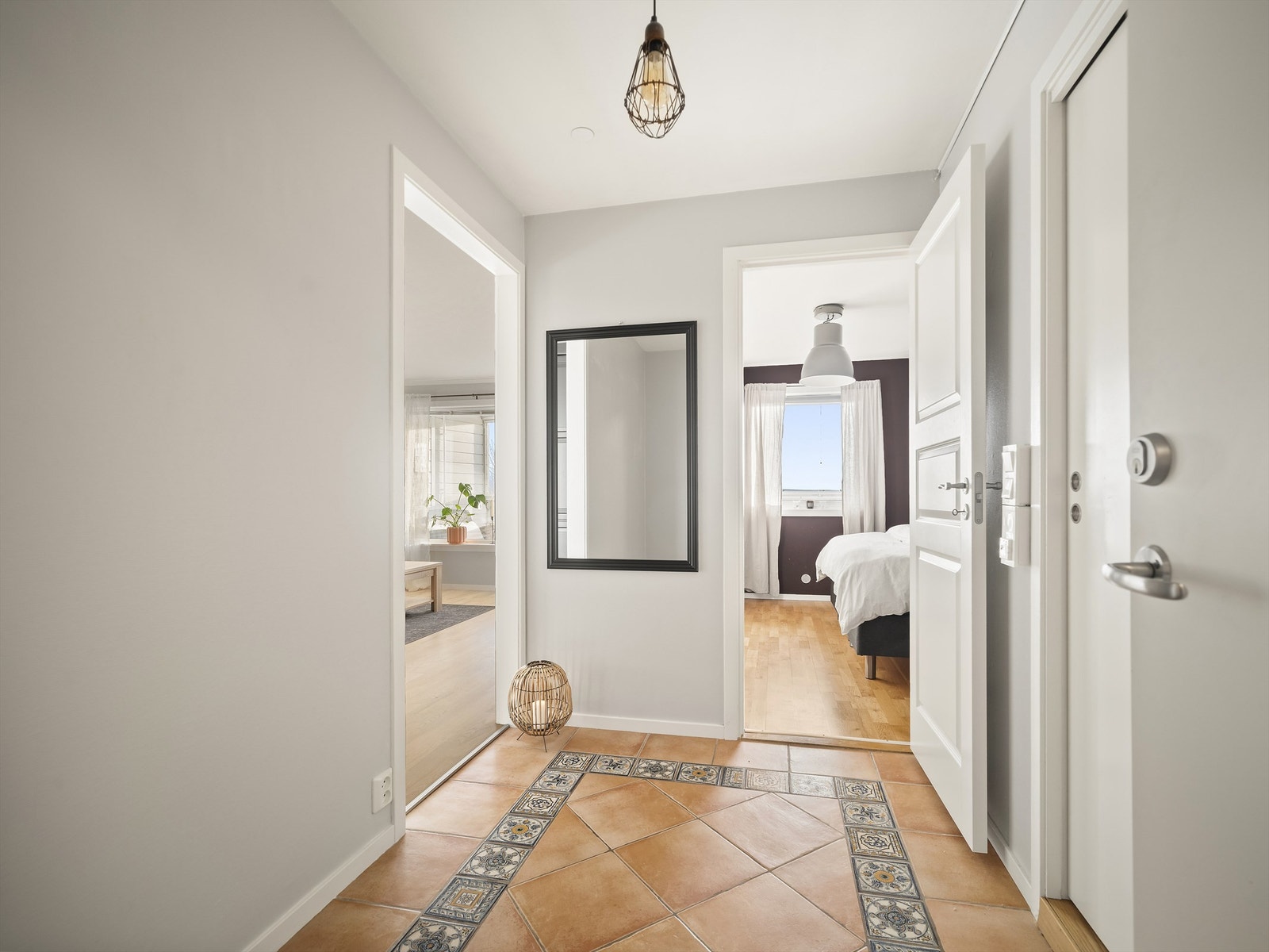 Soverommet og badet er samlet i praktisk nærhet ved entreen. Badet har plassbesparende skyvedør. Galleribilde