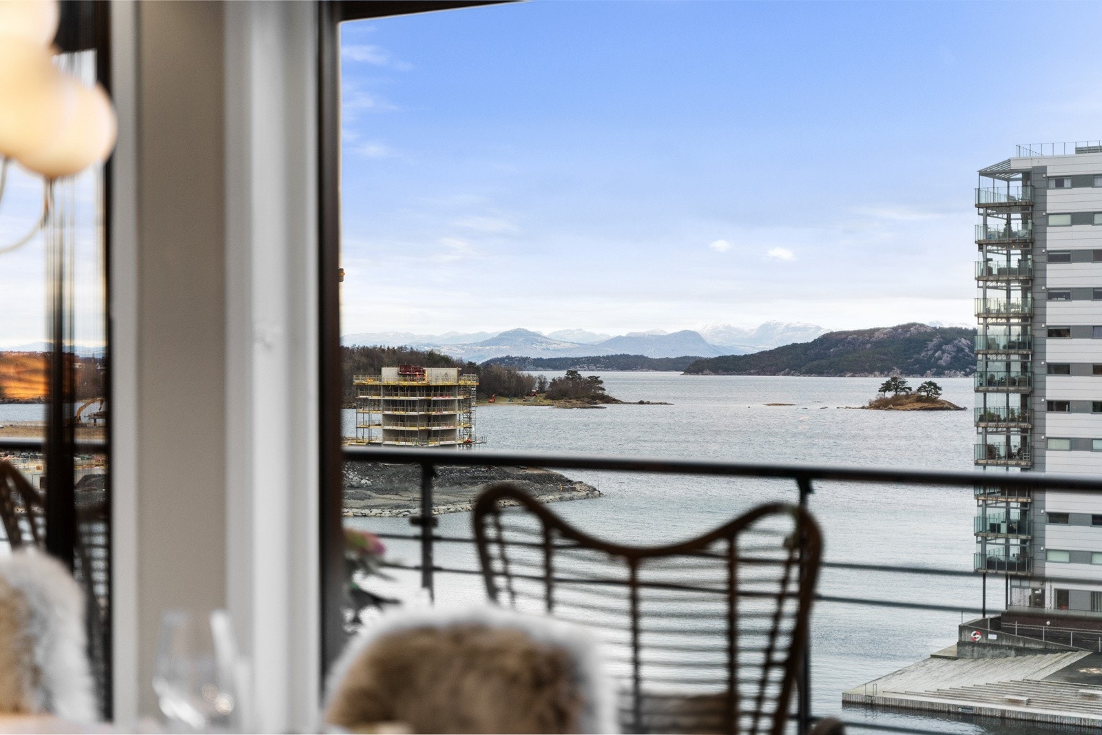 Fra leiligheten kan du nyte en flott usikt mot fjord og fjell. Galleribilde