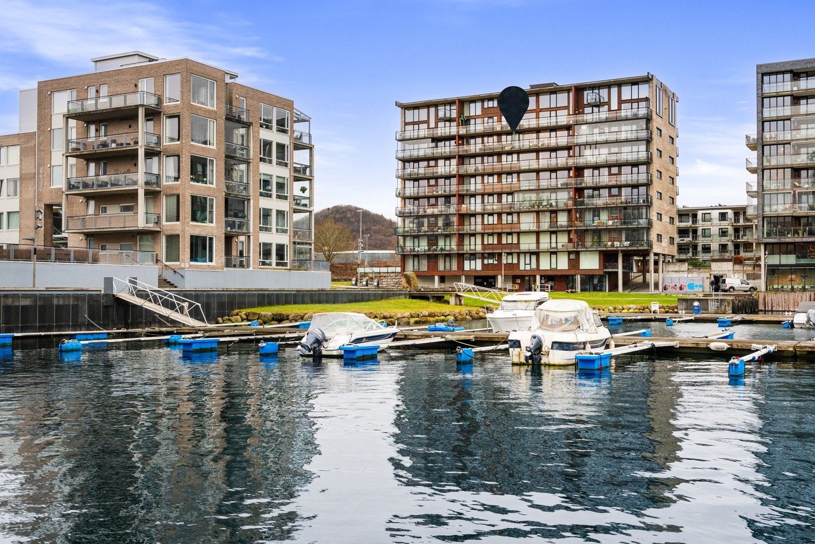 Her er du omgitt av brygger og båtliv. Galleribilde