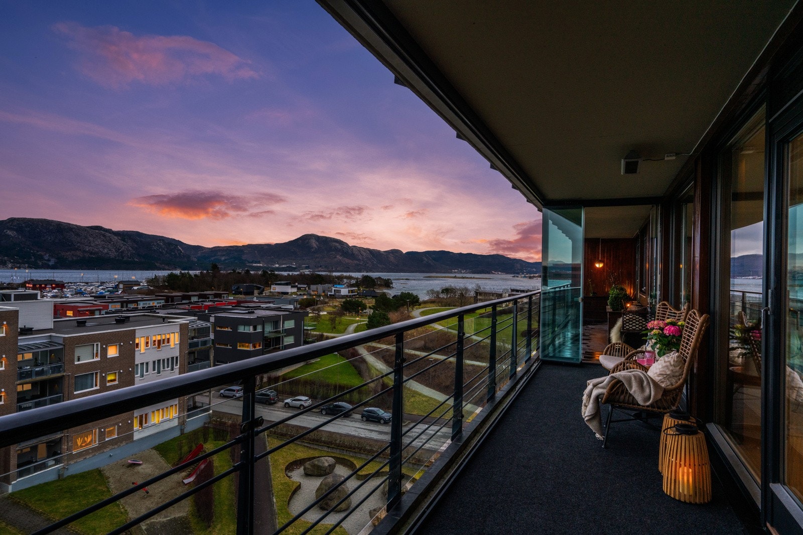 Her kan du nyte sene sommerkvelder på terrassen med fin utsikt og fargesprakende himler. Galleribilde