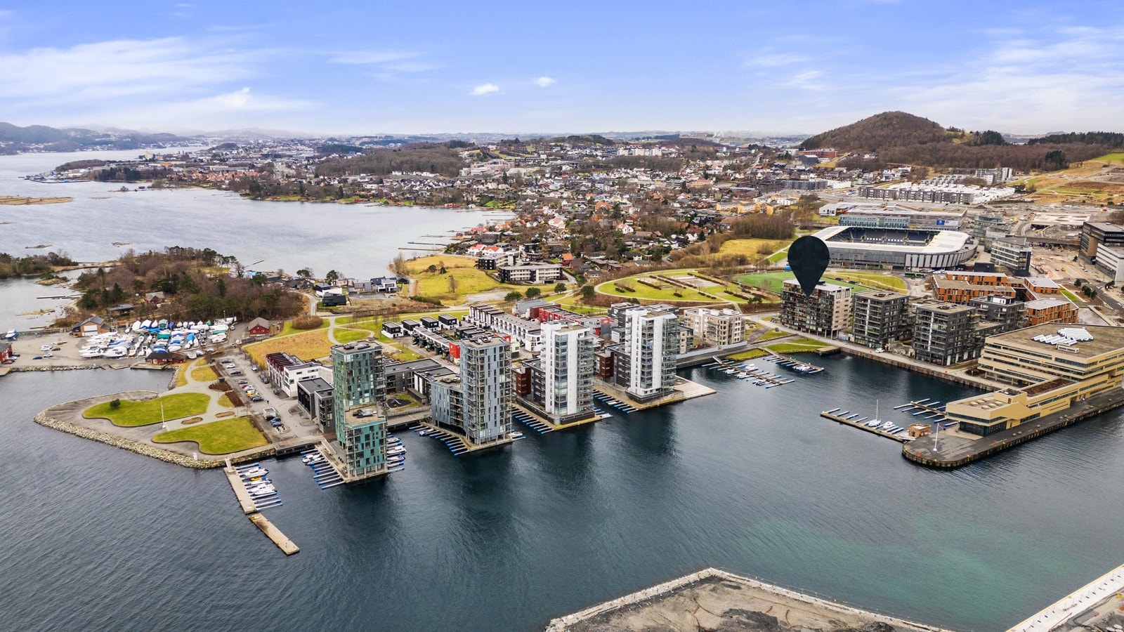 Leiligheten har en flott beliggenhet ved sjøkanten i Hinna Park. Galleribilde