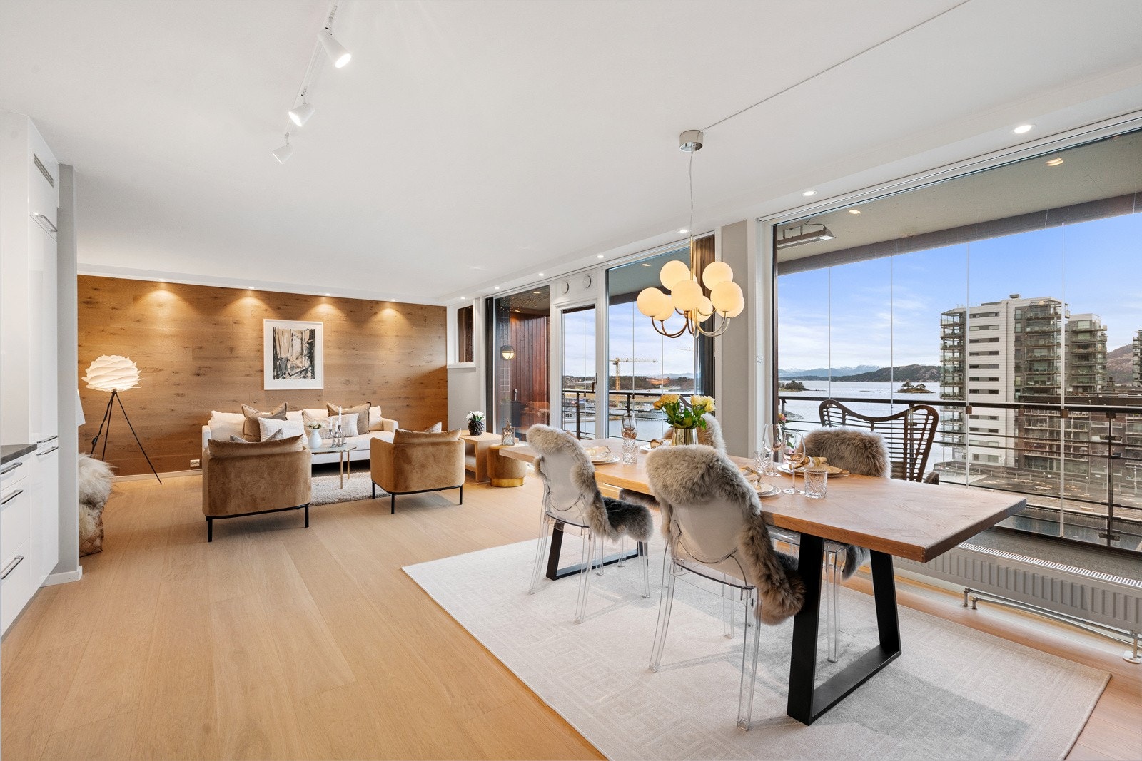 Leilighetens beliggenhet i 8. etasje skaper en meget luftig romfølelse. Galleribilde