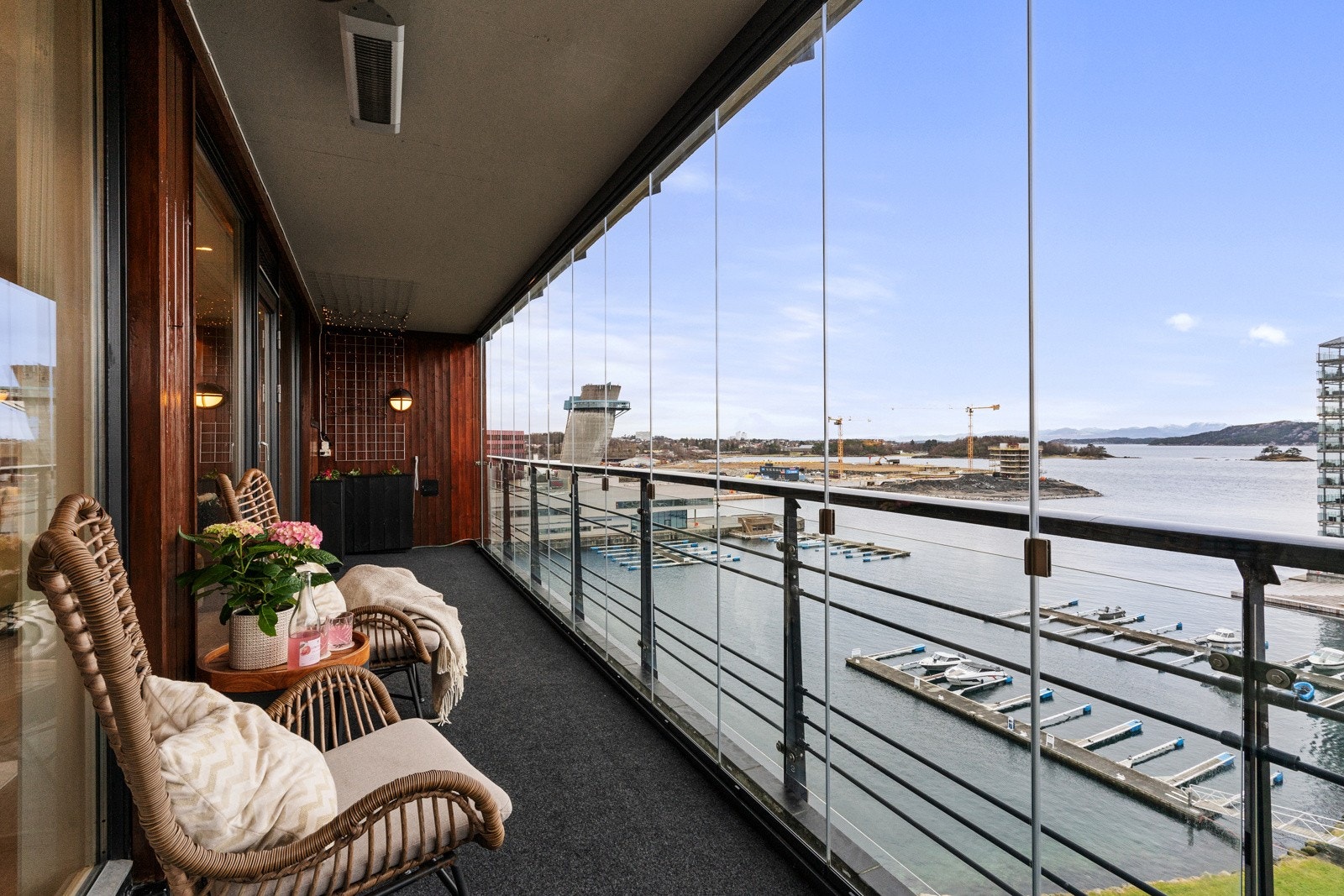 Balkongen er totalt 30 kvm, hvor 14 kvm er innglasset. Galleribilde