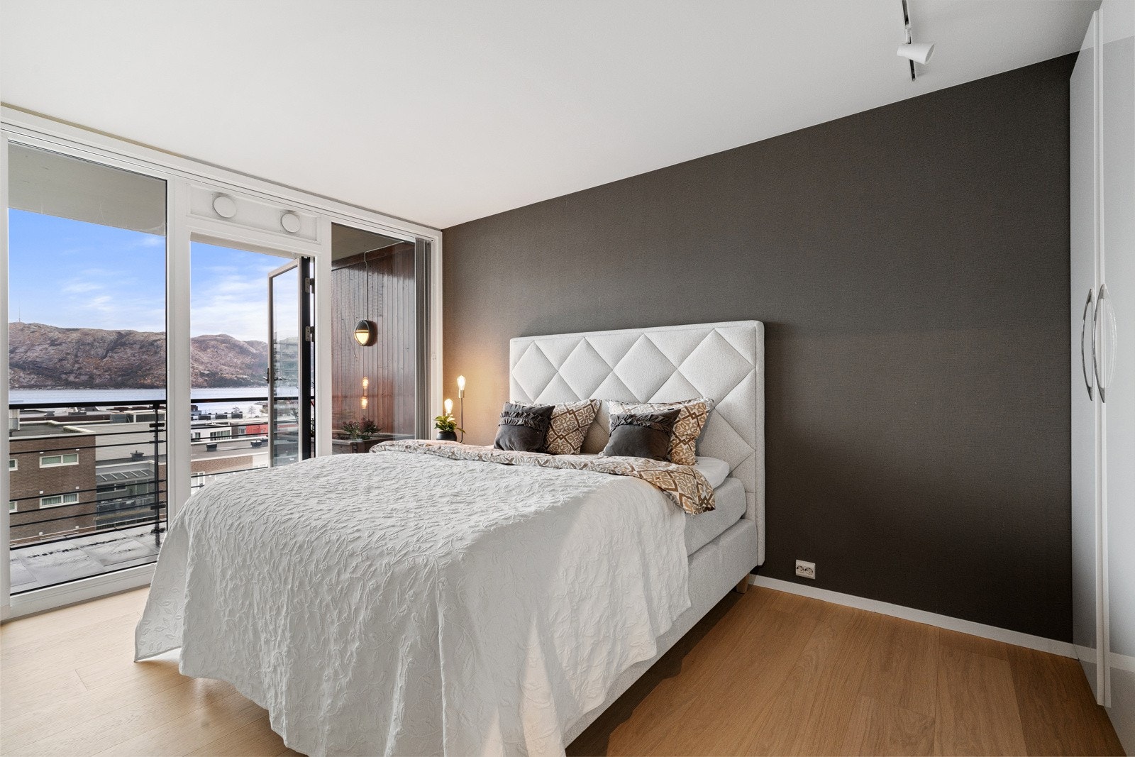 Hovedsoverom med god garderobeplass. Galleribilde