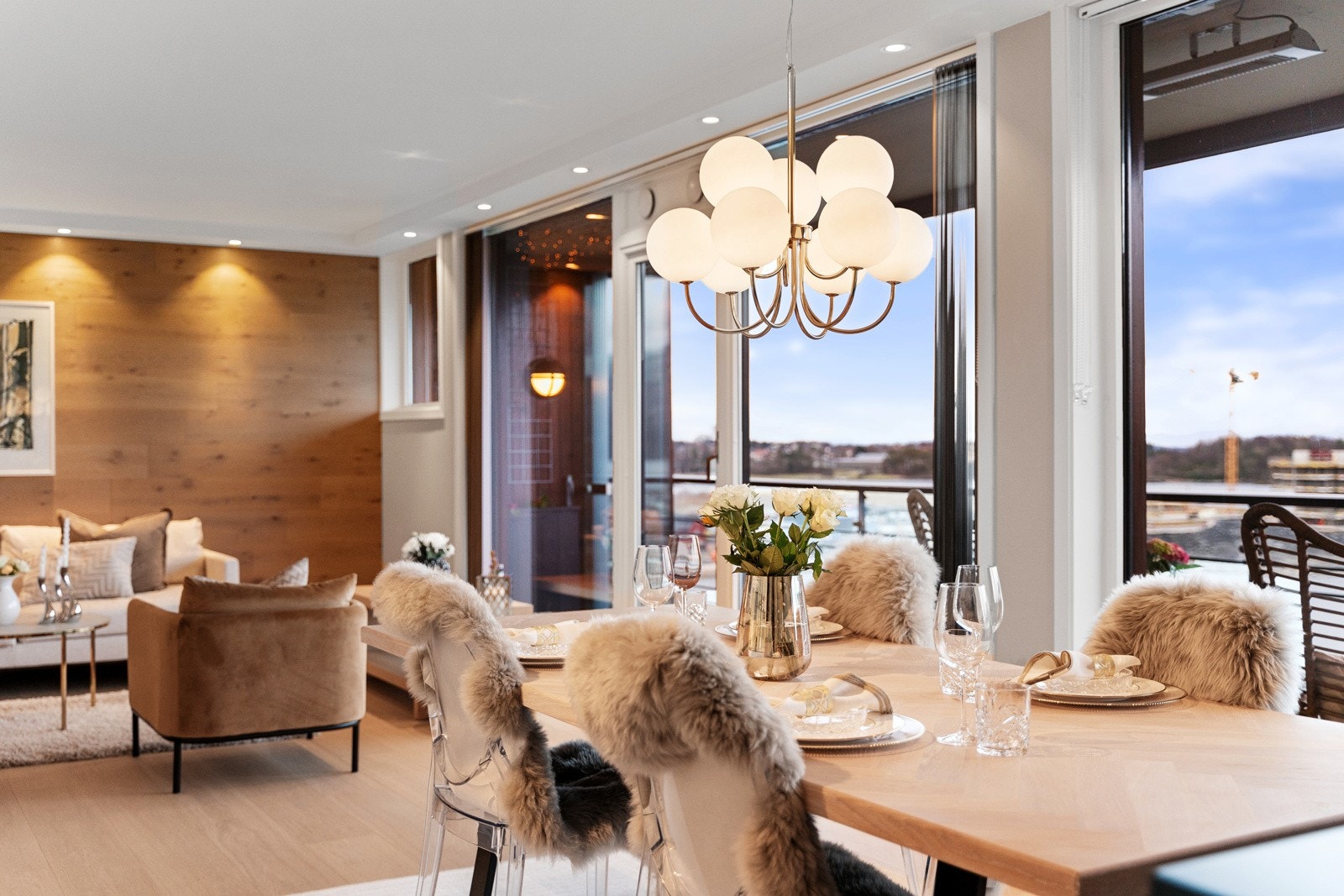 Her kan du samle gode venner og familie rundt middagsbordet. Venter du mange gjester er det felles selskapsrom i sameiet. Galleribilde