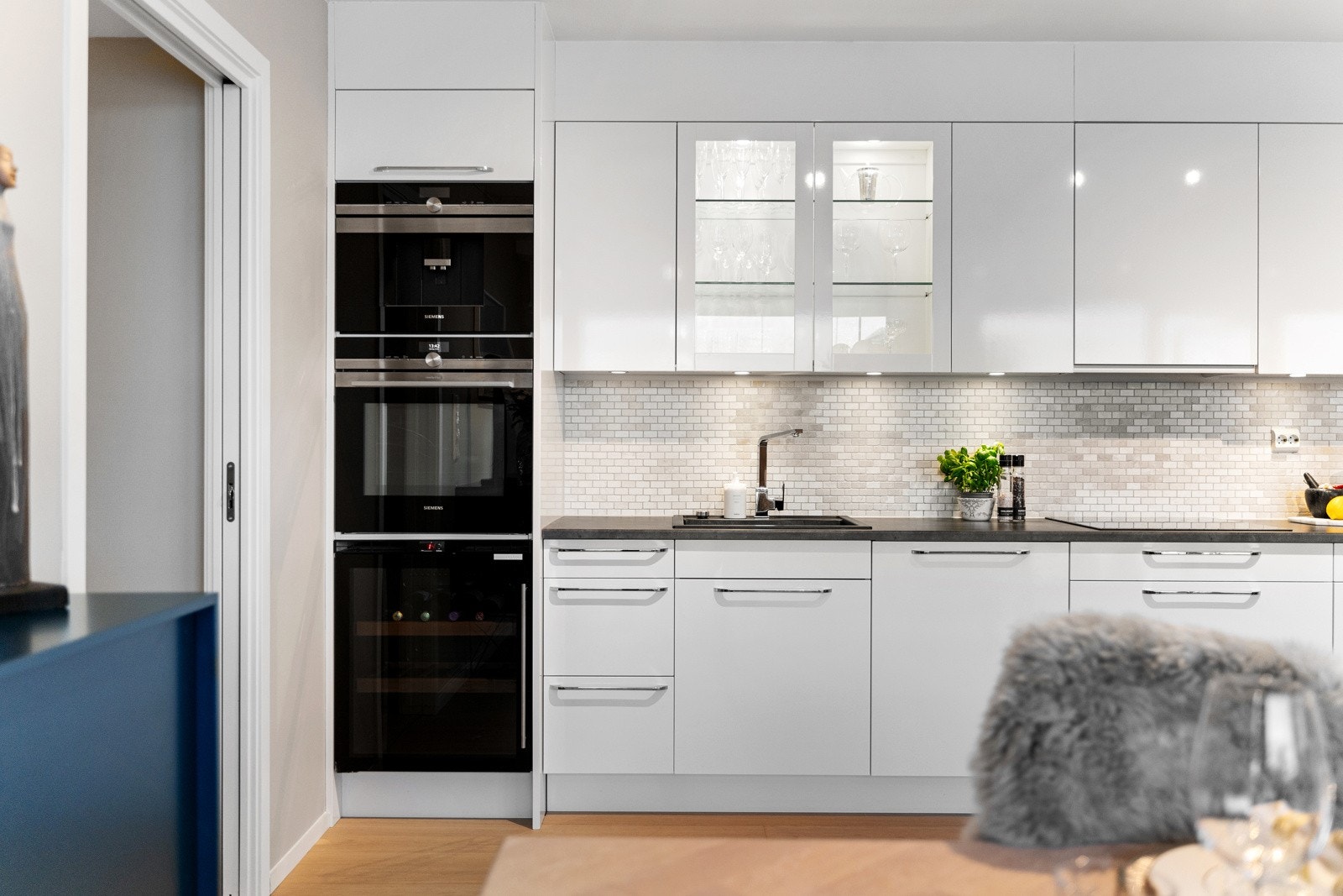 Kjøkkenet har integrerte hvitevarer, deriblant kaffemaskin og vinskap. Galleribilde