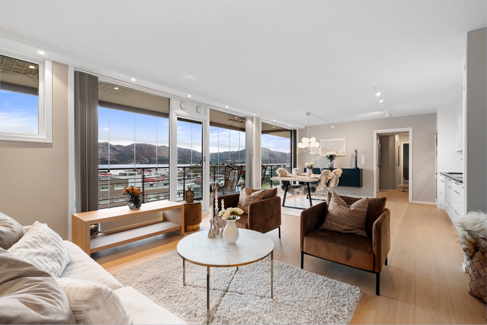 I stue-/kjøkkenområde er det store vindusflater fra gulv til tak. Galleribilde