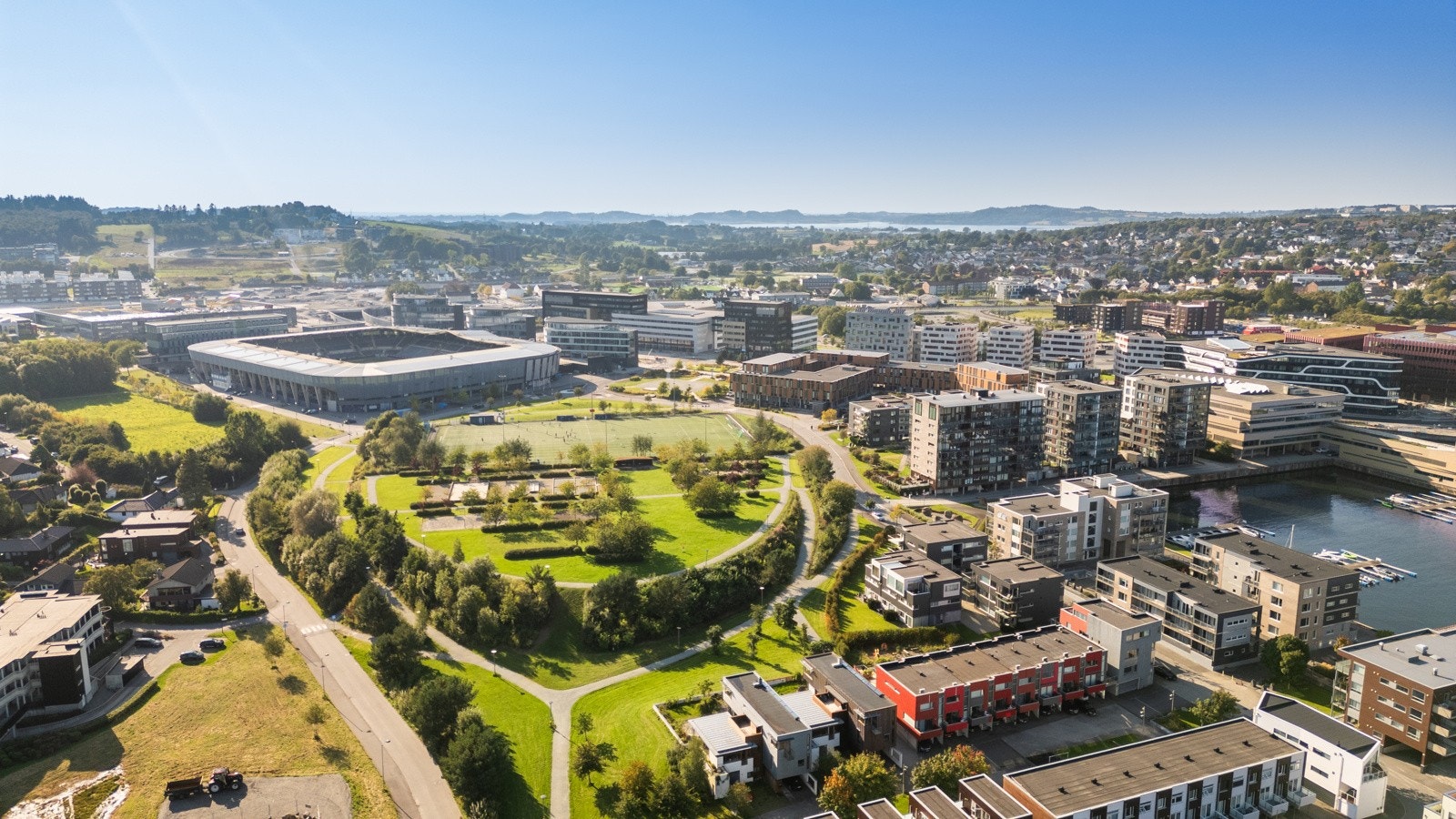 Det er kort vei til tusenvis av arbeidsplasser, Viking stadion, butikker, og kollektivforbidelser. Galleribilde