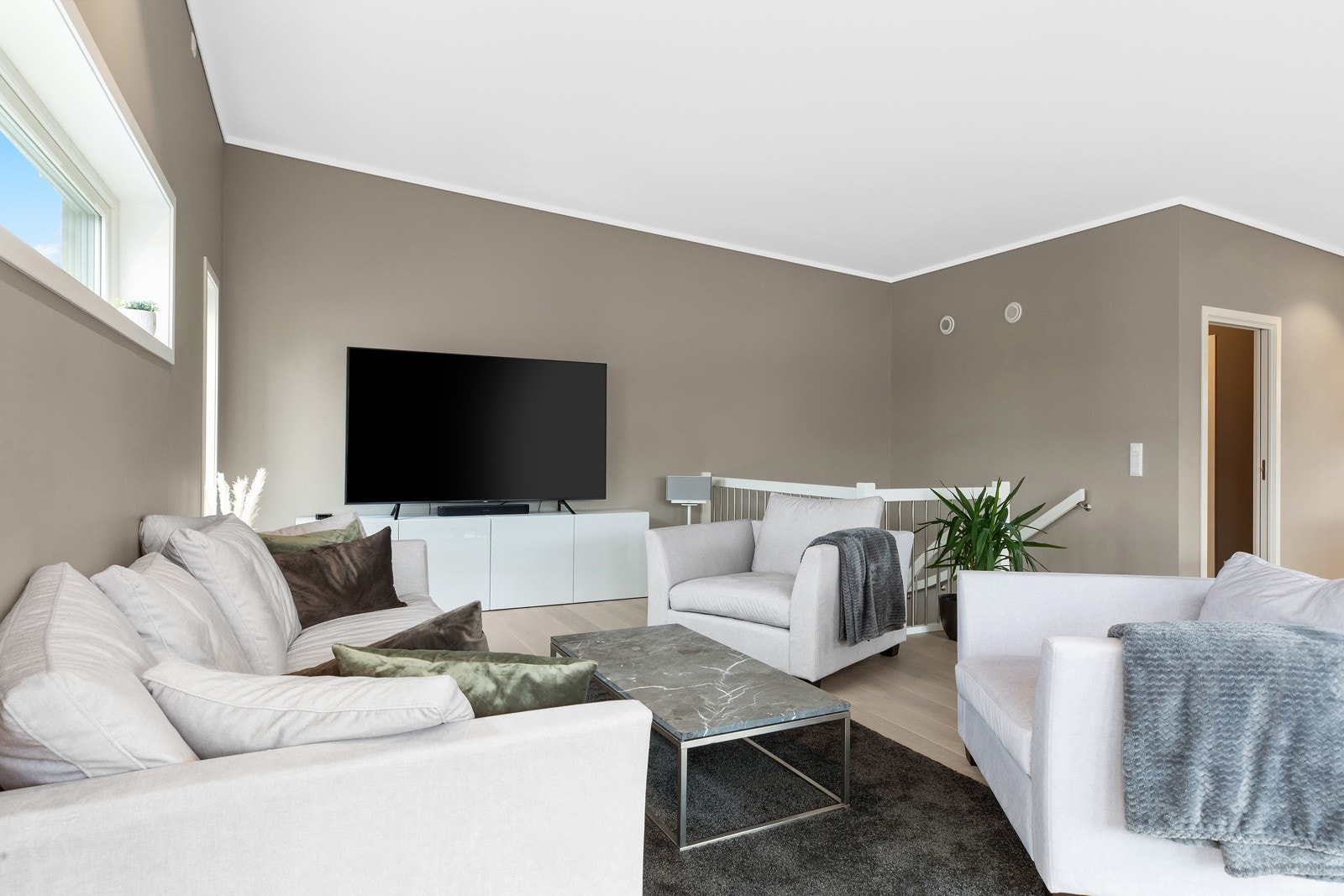 Boligen er tidsriktig innredet og har helhetlig og gjennomført standard Galleribilde