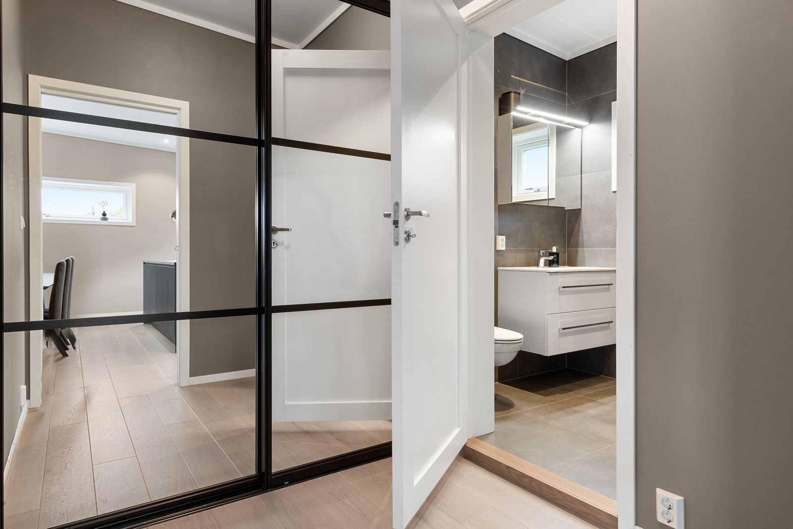 Det er en mellomgang med skyvedørsgarderobe fra stuen og inn til baderommet i 2. etasje. Galleribilde