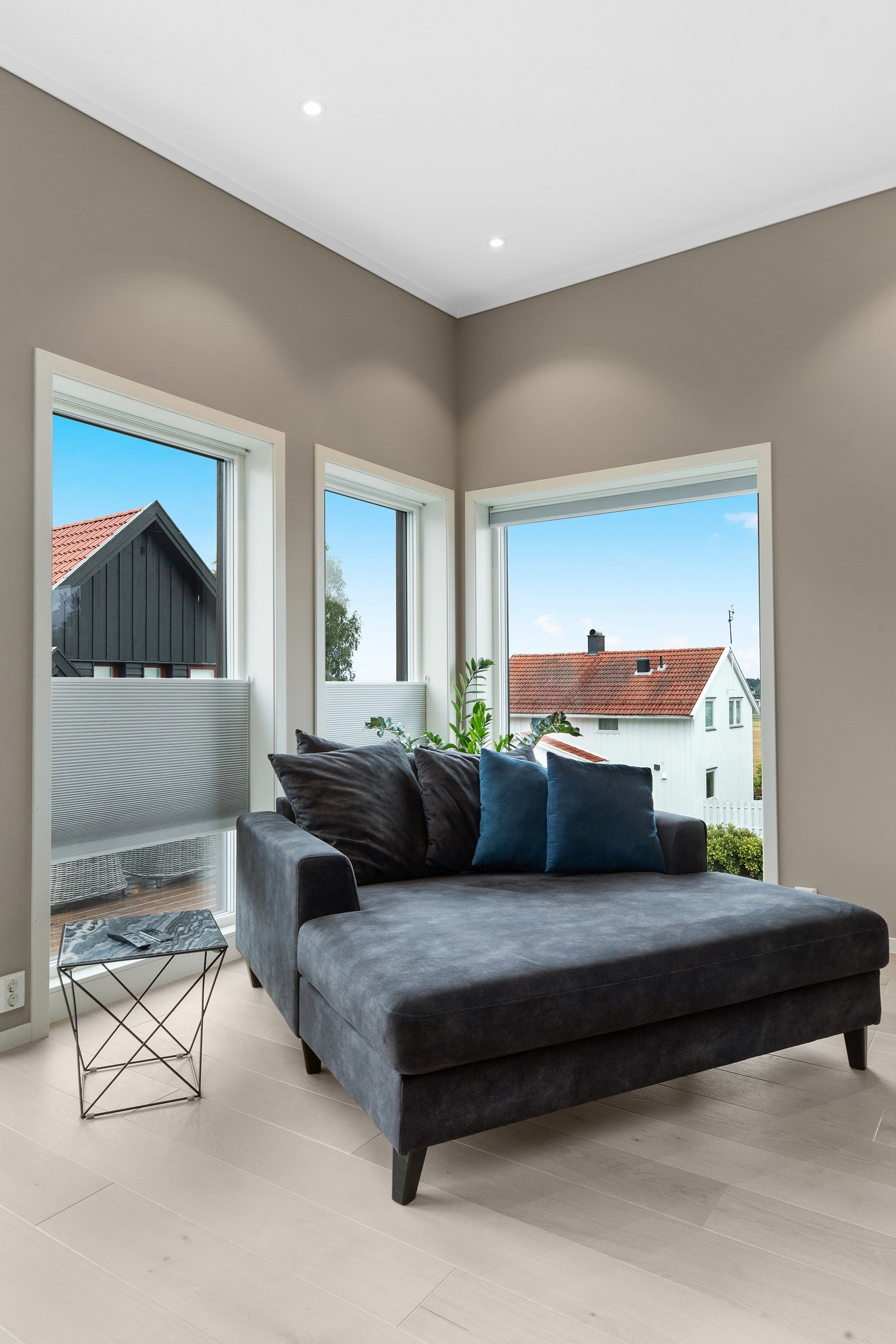 Stuen får godt med dagslys. Galleribilde