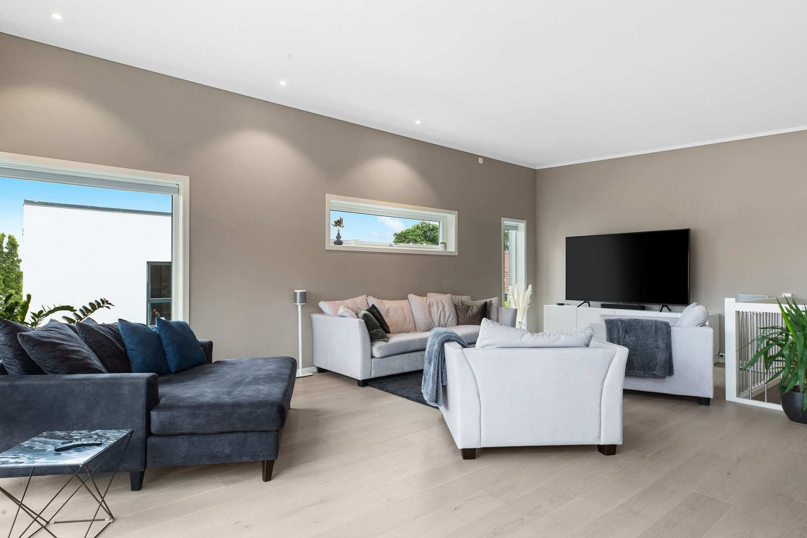 Dette er en pen og moderne bolig som utgjør halvparten av en vertikaldelt tomannsbolig. Galleribilde