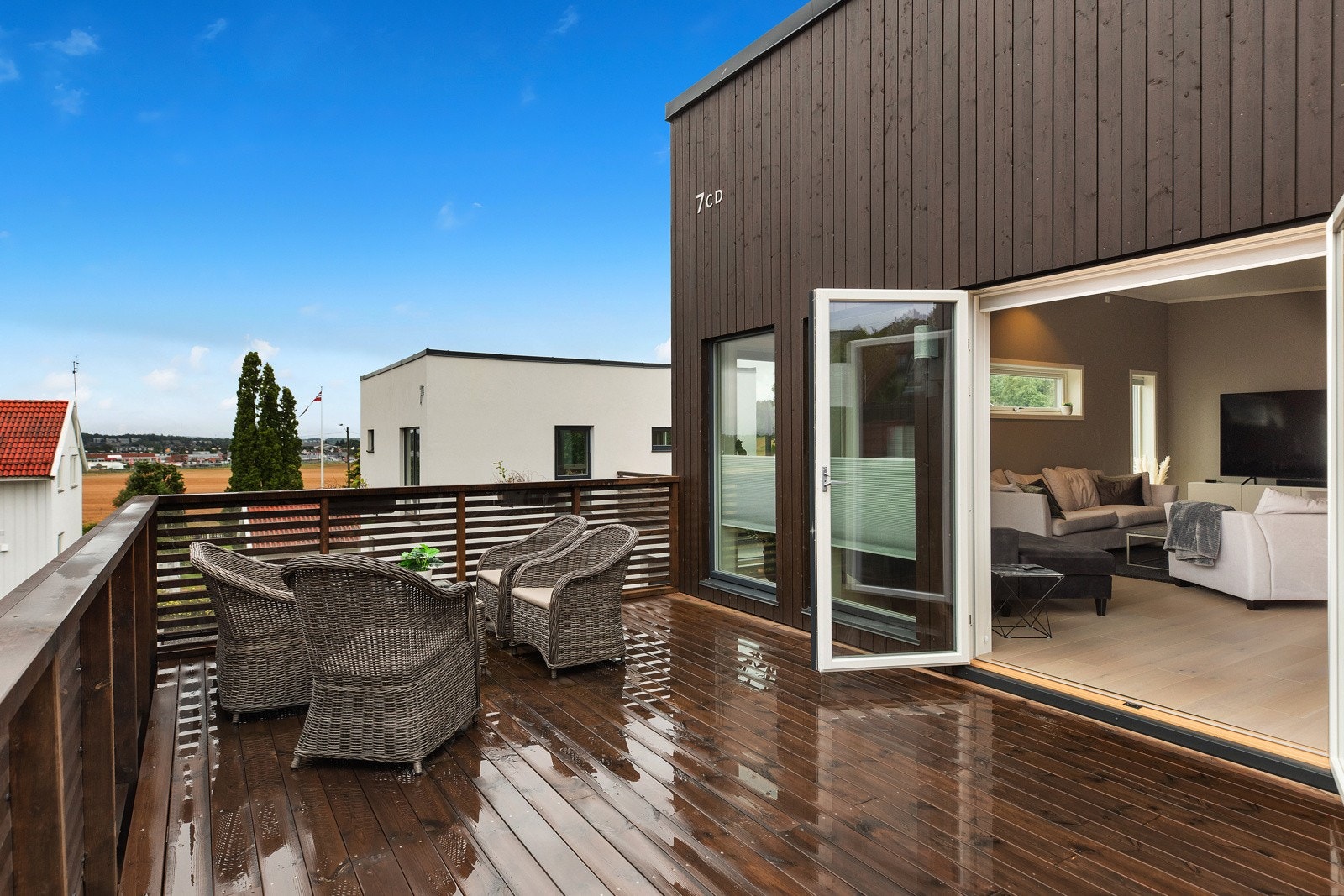 Fra stuen er det utgang til en stor terrasse som utgjør taket over carporten i 1. etasje. Galleribilde