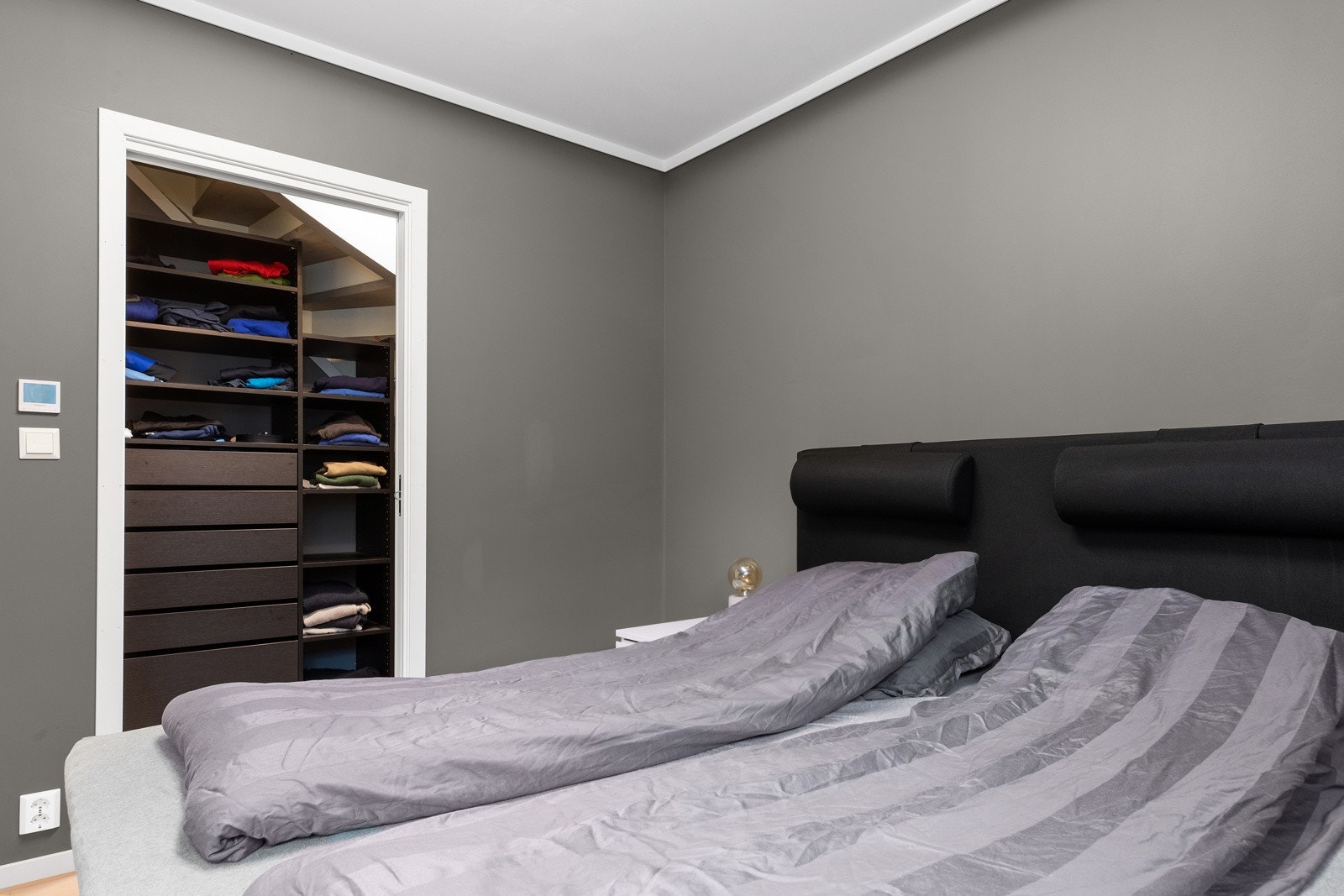 Hovedsoverommet har tilgang til et garderoberom under trappen til 2. etasje. Galleribilde