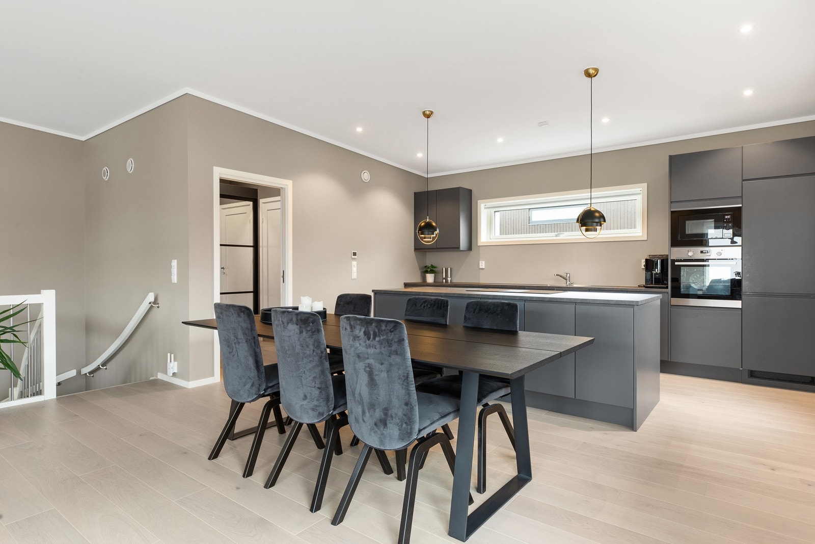 Stuen har takhøyde helt opp til ca 3,10 meter, og dette gir ekstra god romfølelse. Galleribilde