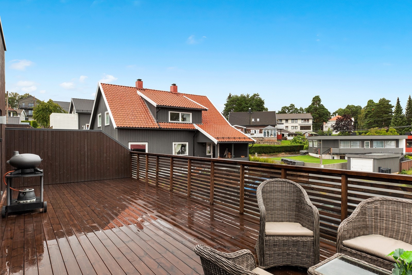 Her sitter du høyt, og terrassen har god plass til flere møbelgrupper. Galleribilde