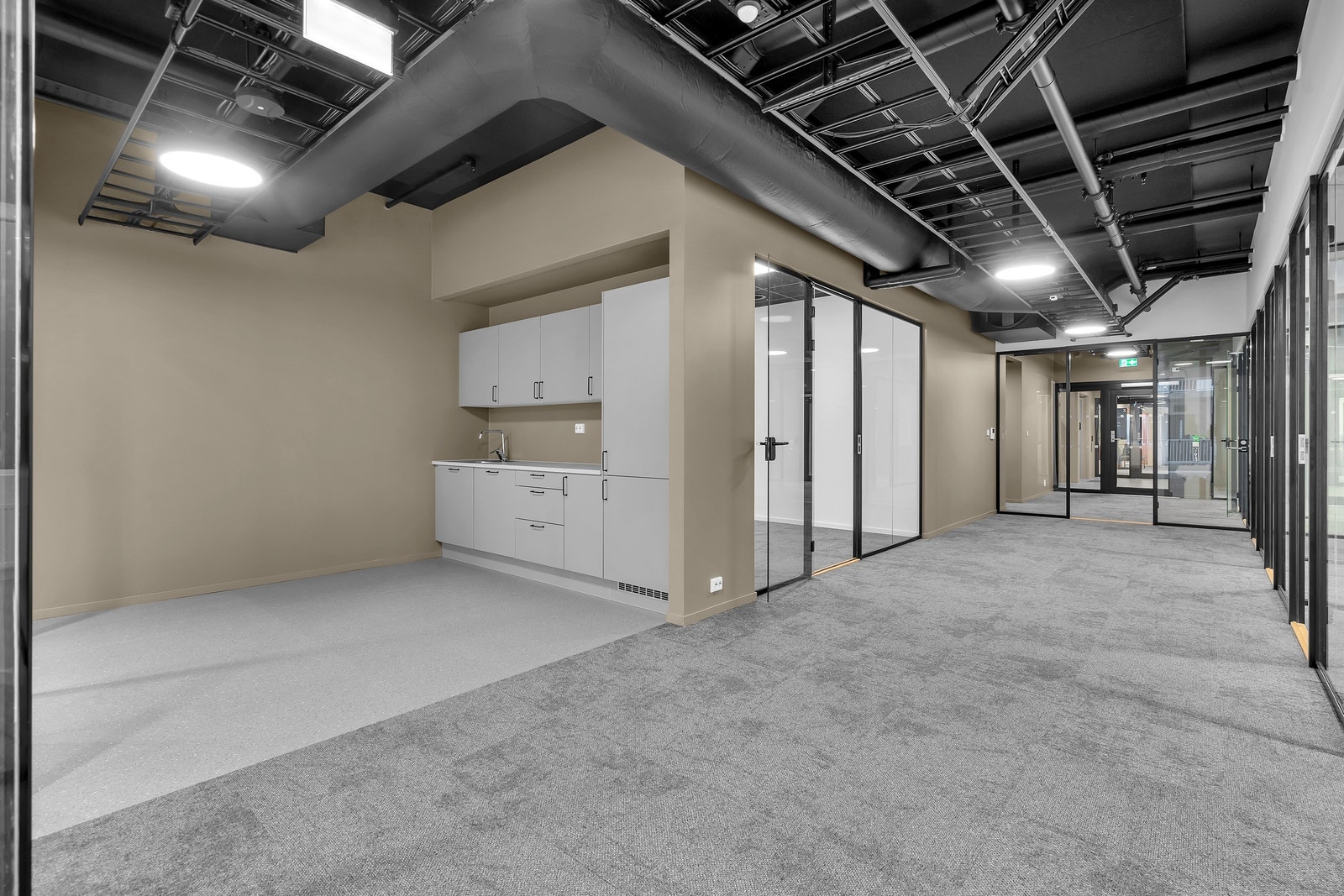 Lokalet i 3. etasje omfatter hele etasjene og utgjør totalt ca. 383 kvm BTA eksklusivt areal. Galleribilde