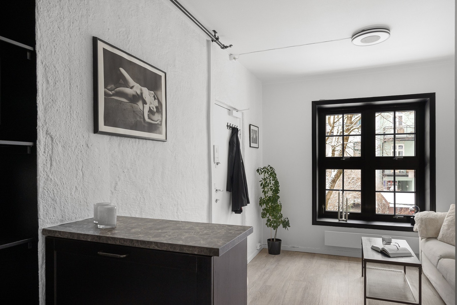 I stuen er det et stort vindu som bidrar til naturlig lysinnslipp og er med på å skape en behagelig atmosfære. Galleribilde