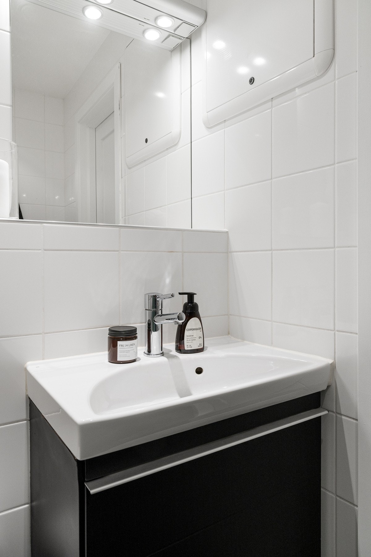 Badet er utstyrt med heldekkende servant med vegghengt servantinnredning. Galleribilde