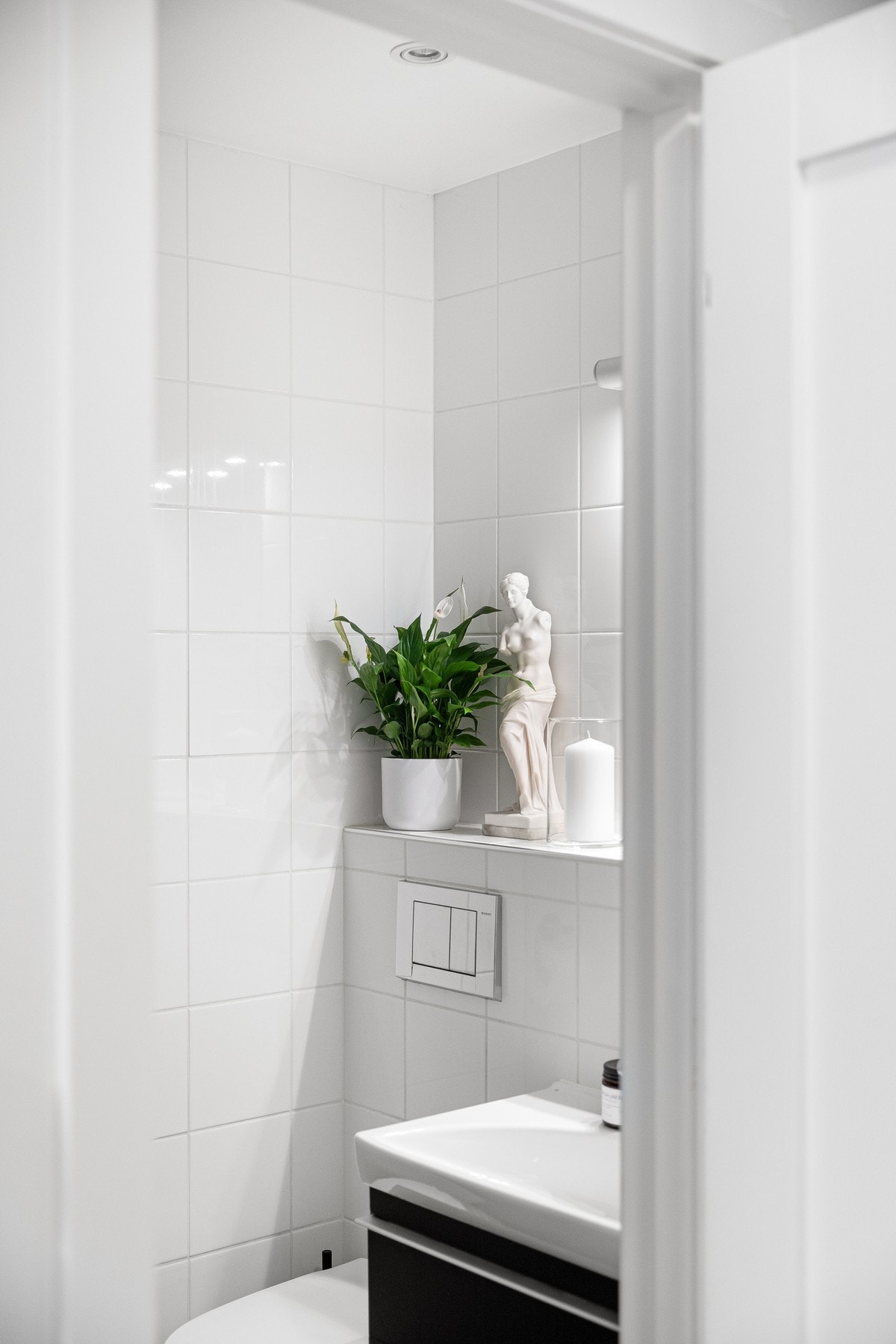 Videre er det vegghengt toalett på badet. Galleribilde