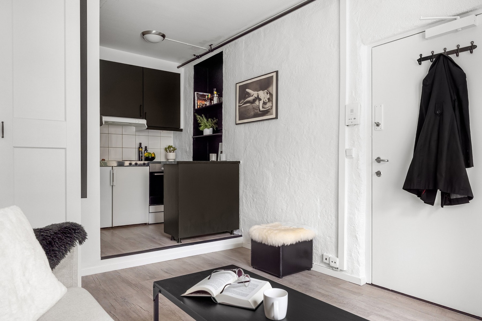 Leiligheten oppleves luftig grunnet åpen planløsning mellom stue og kjøkken. Galleribilde