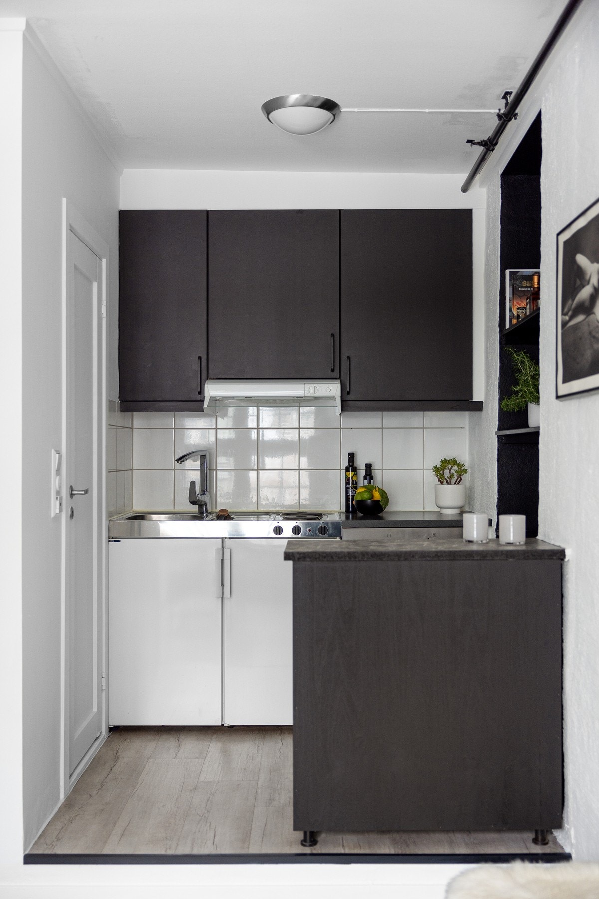 Kjøkkeninnredning fra 2011 med glatte lyse fronter. Galleribilde